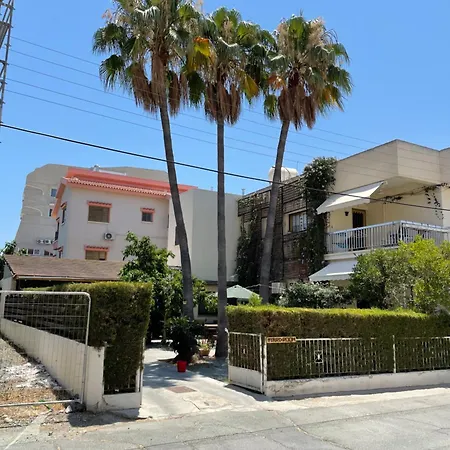 Yard With Private Entrance Apartament Larnaca