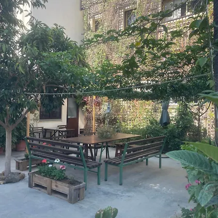 Yard With Private Entrance アパート ラルナカ