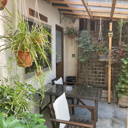 Yard With Private Entrance Appartamento Larnaca