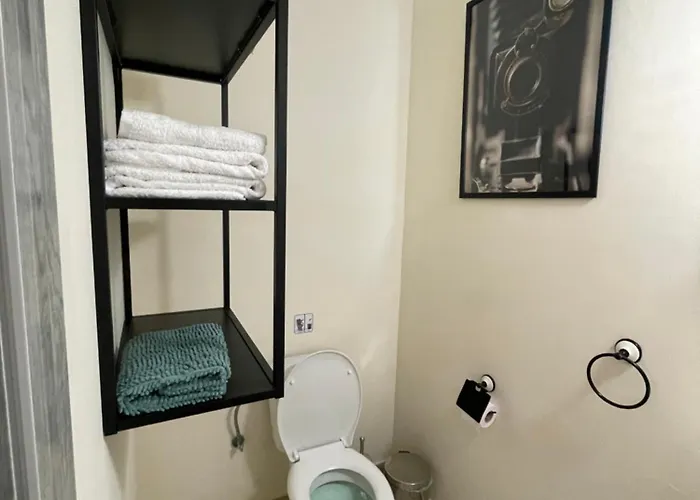 Apartment Yard With Private Entrance *